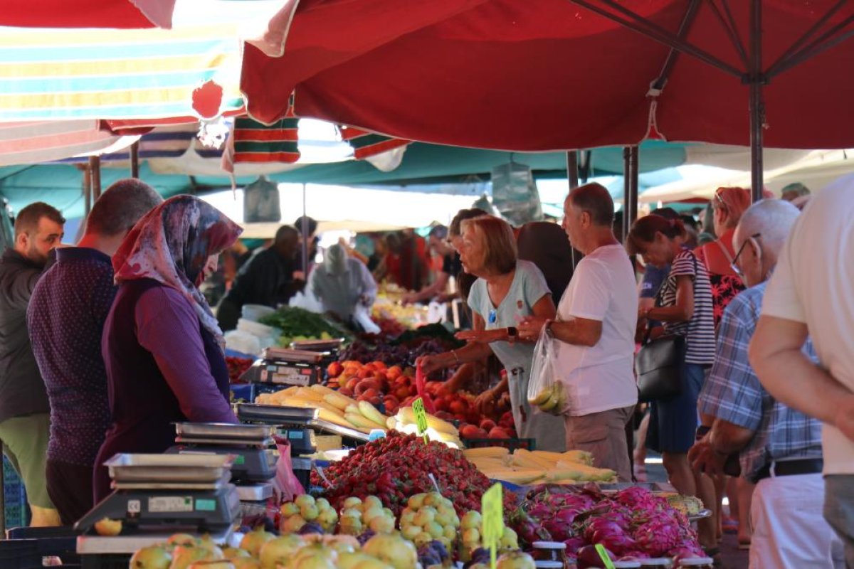Alanya’ya gelen turistler, semt pazarlarına yoğun ilgi gösteriyor #1
