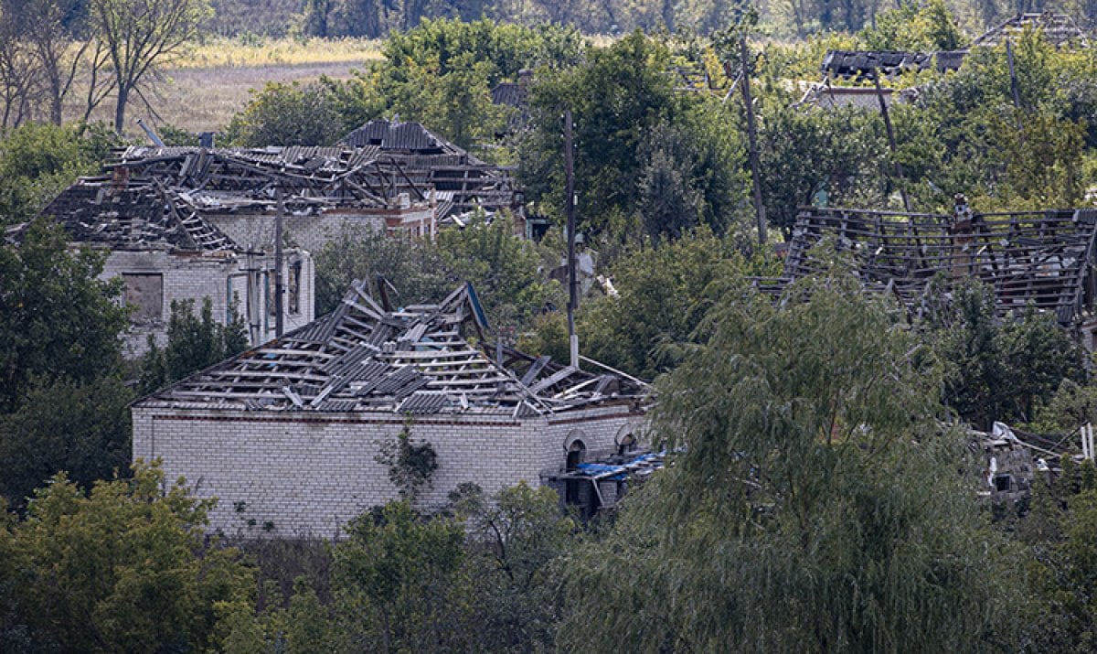 Savaş nedeniyle Ukrayna daki bir köy harabeye döndü #1