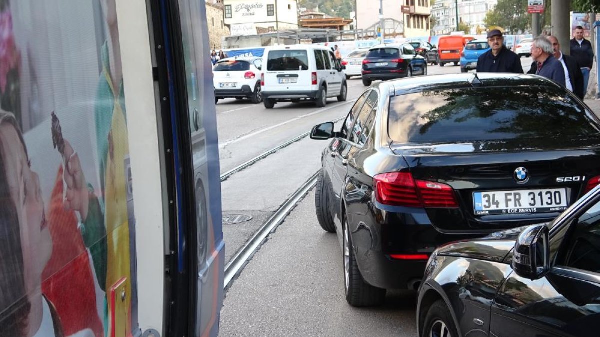 Bursa da tramvay yoluna park edilen araç vatandaşları çileden çıkardı #2