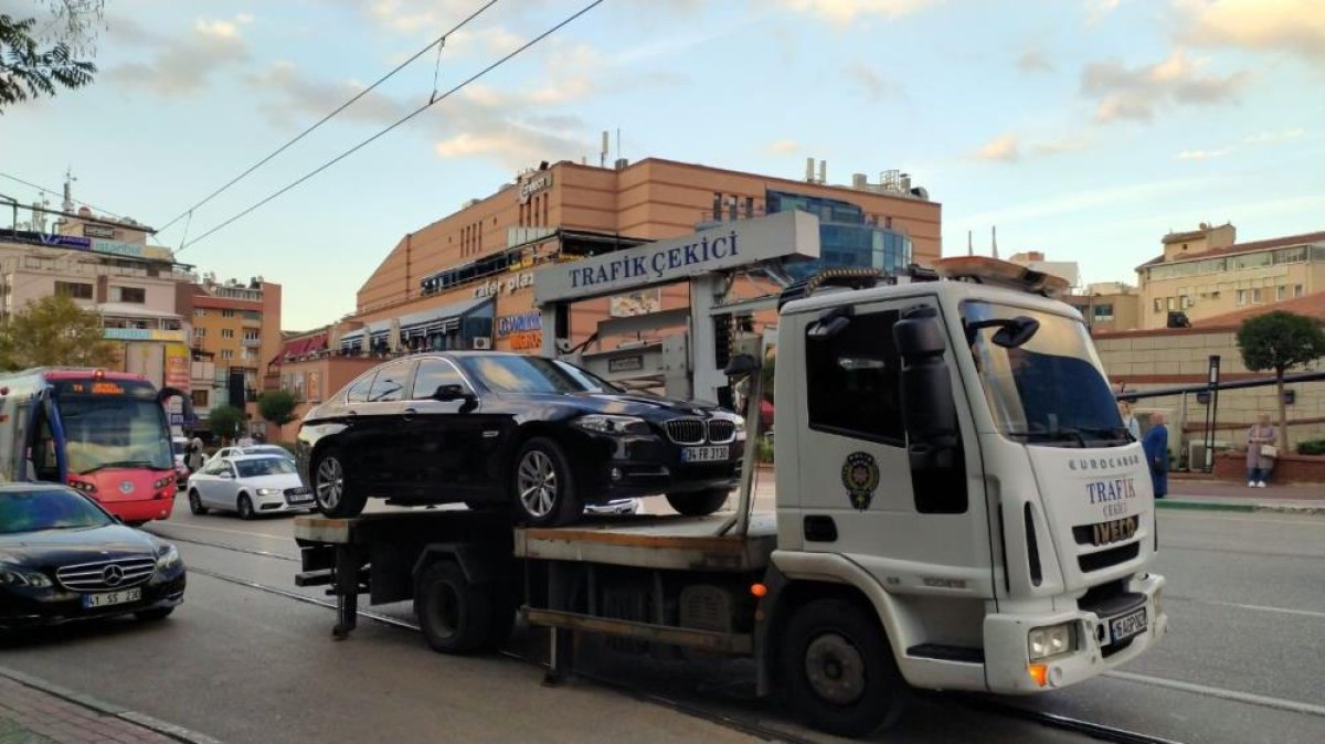 Bursa da tramvay yoluna park edilen araç vatandaşları çileden çıkardı #3