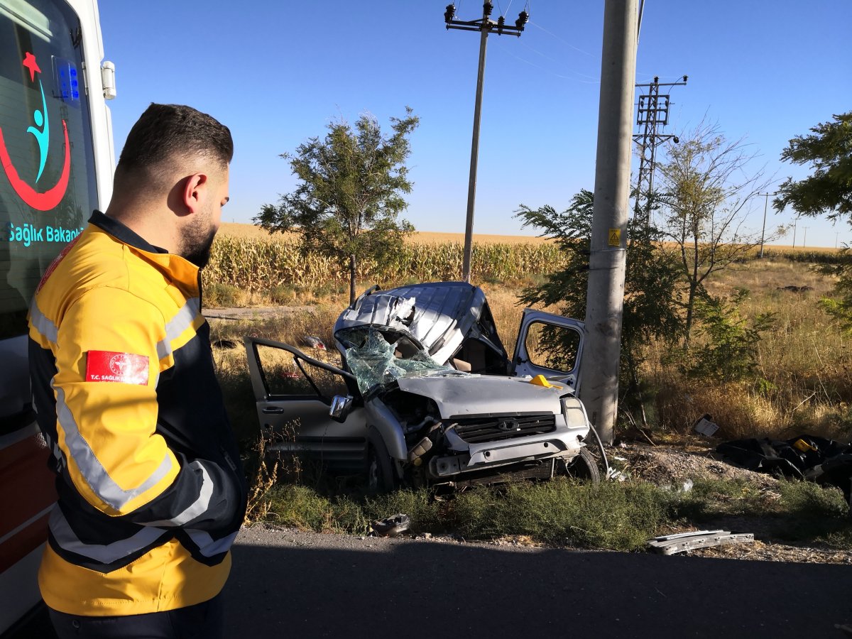 Konya'da hafif ticari araç beton direğe çarptı: 2 ölü, 3 yaralı