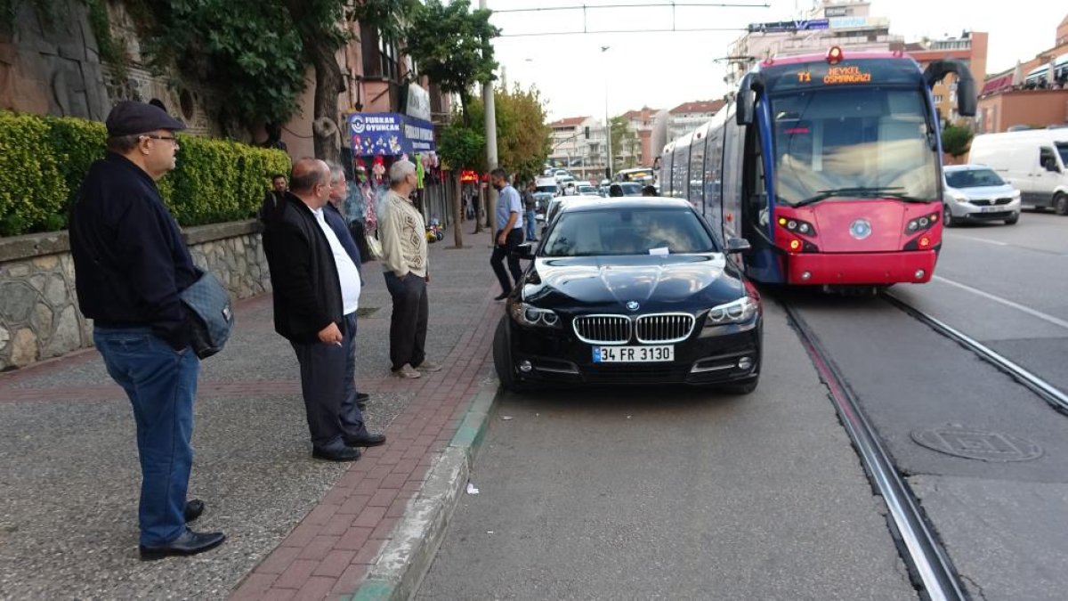 Bursa da tramvay yoluna park edilen araç vatandaşları çileden çıkardı #1