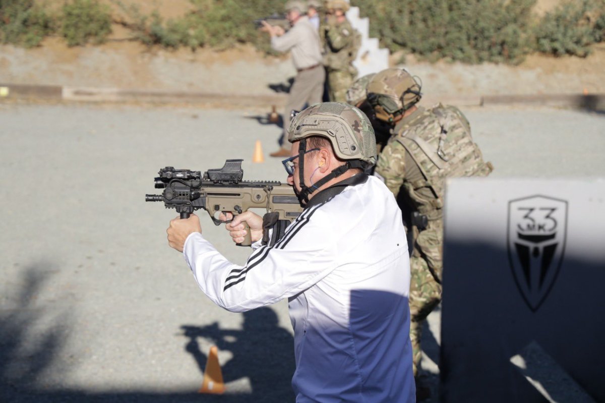 Güney Kıbrıs Rum kesiminde milletvekilleri silah eğitimi aldı #2