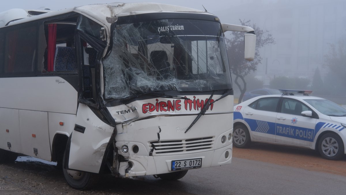 Edirne’de iki servis minibüsü çarpıştı