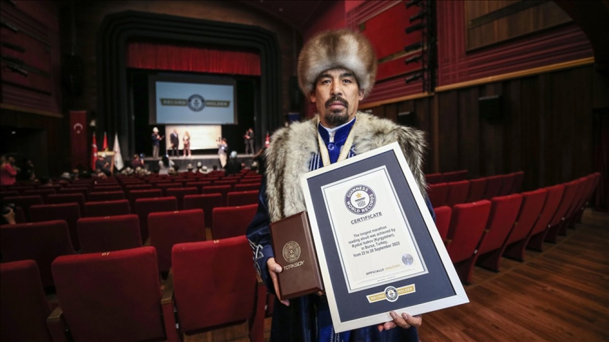 Kırgız İsakov, 124 saat Manas okuyarak Guinness Rekorlar Kitabı'na girdi