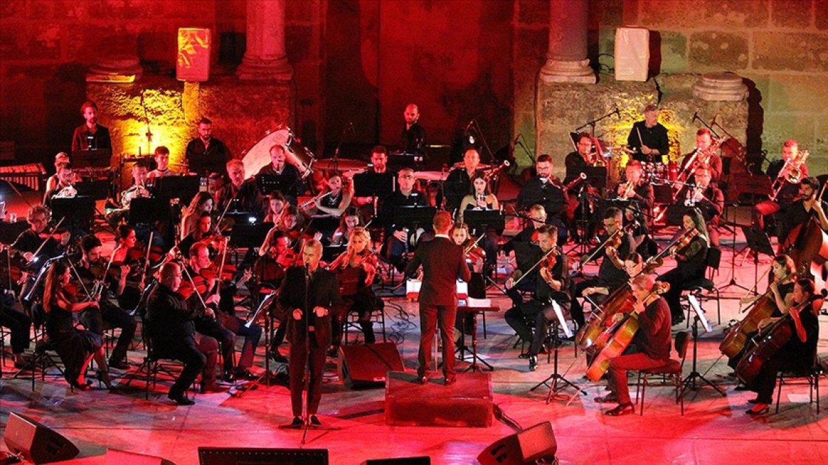 İtalyan tenor Alessandro Safina, Antalya'da konser verdi