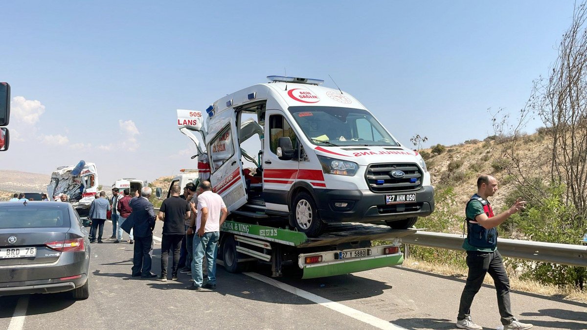 Gaziantep te 16 kişinin öldüğü kazada şoförün perde ile uğraştığı detayı #1