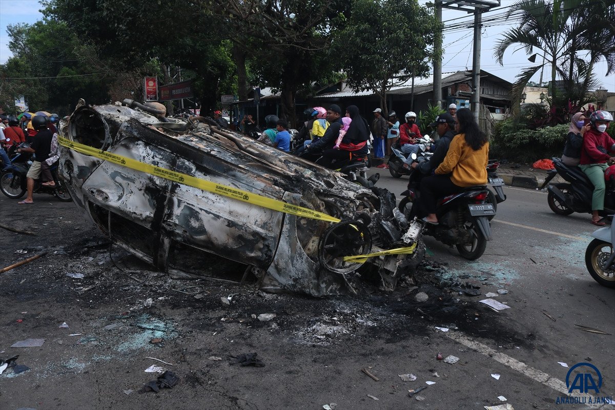 Endonezya daki futbol maçında çıkan izdihamda 174 kişi öldü #10