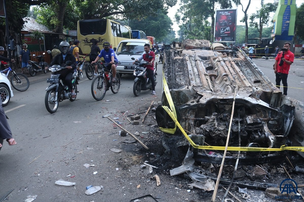 Endonezya daki futbol maçında çıkan izdihamda 174 kişi öldü #11