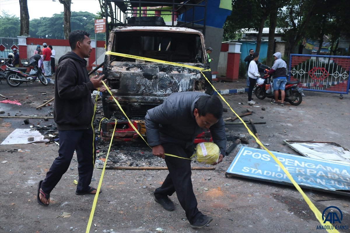 Endonezya daki futbol maçında çıkan izdihamda 174 kişi öldü #7