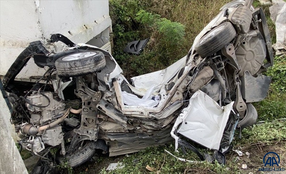 Zonguldak ta evin bahçesine düşen otomobil sürücüsü kurtarılamadı #2