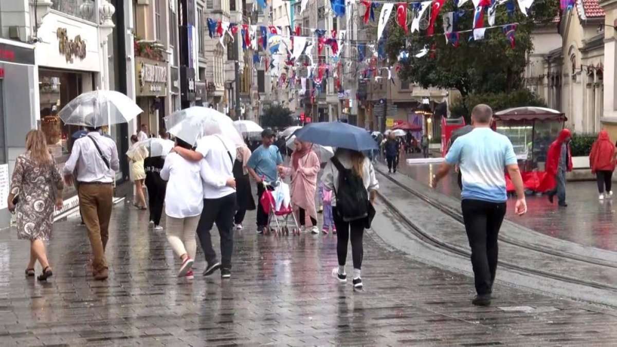İstanbul da beklenen yağmur başladı #2