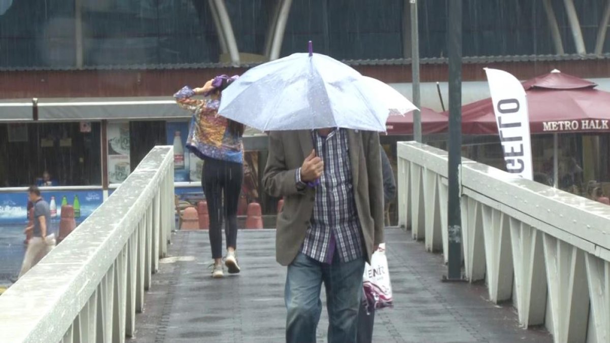 İstanbul da beklenen yağmur başladı #3