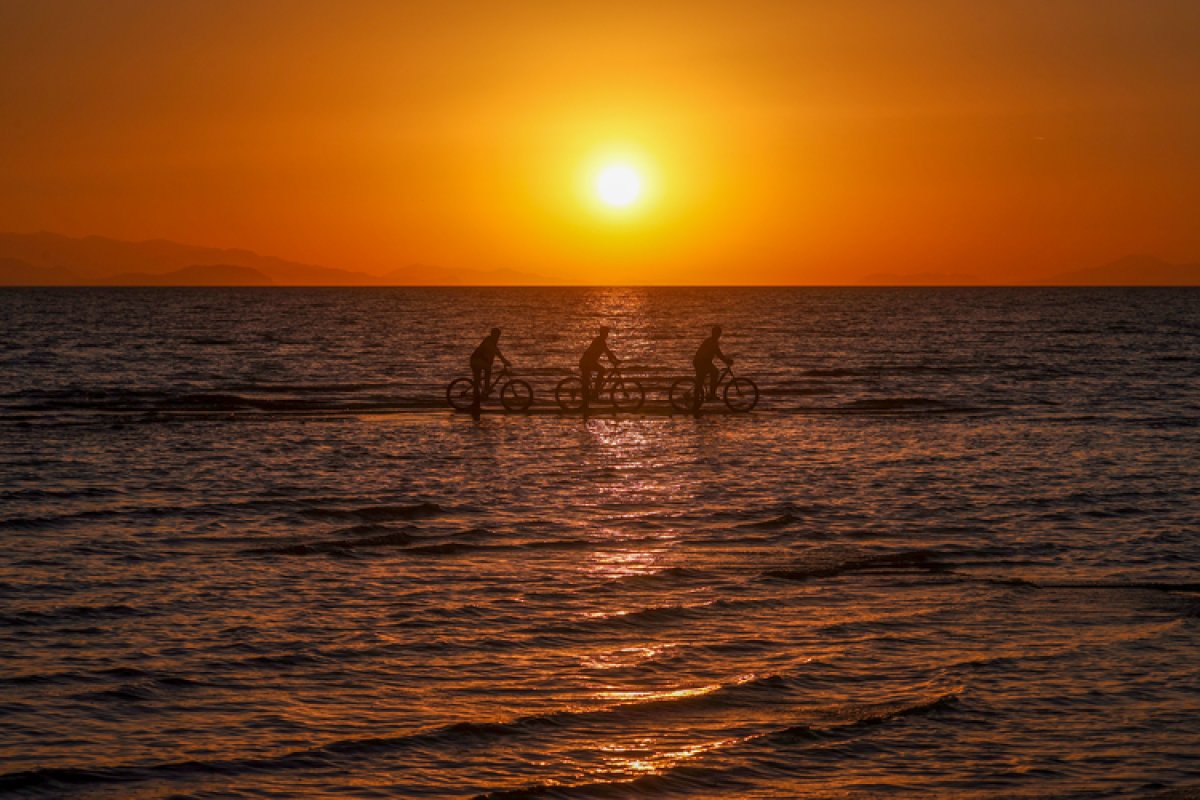 Van Gölü nde oluşan adacıklarda bisiklet sürdüler #2
