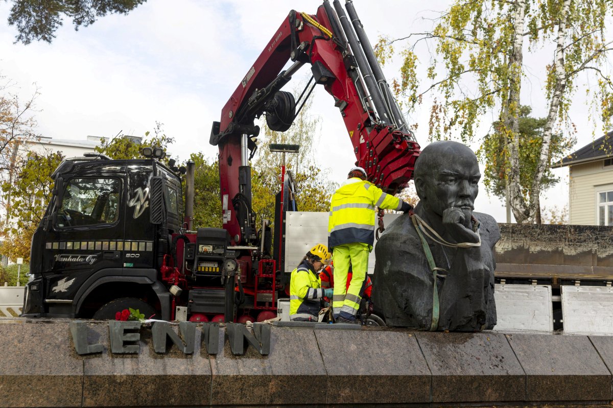 Finlandiya da halka açık alanda sergilenen son Lenin heykeli de kaldırıldı #4