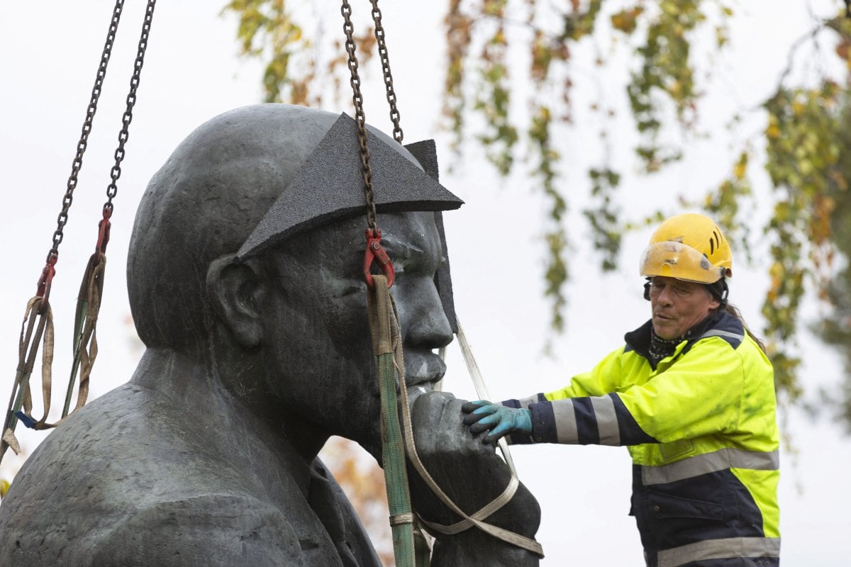 Finlandiya da halka açık alanda sergilenen son Lenin heykeli de kaldırıldı #5