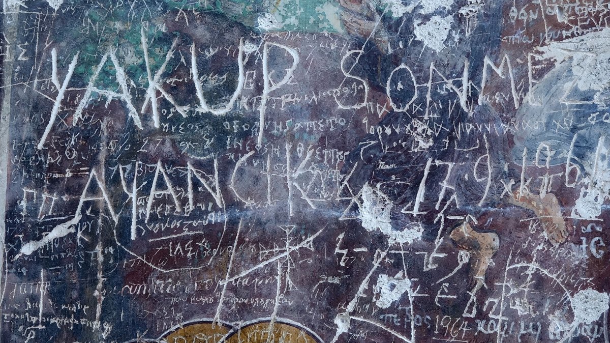 Sümela Manastırı nda, freskler üzerine kazınan isimler silinecek #3