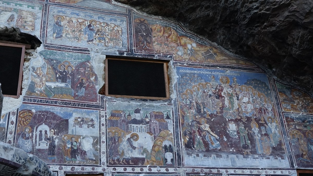 Sümela Manastırı nda, freskler üzerine kazınan isimler silinecek #1