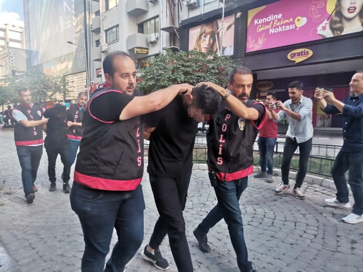 İzmir de içki masasında Kur’an-ı Kerim’i yakan şahıslara tutuklama #1