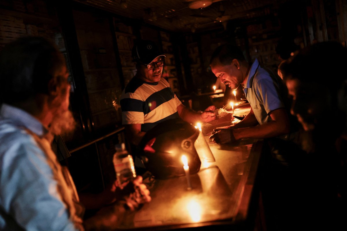 Bangladeş te 140 milyon insan elektriksiz kaldı #3
