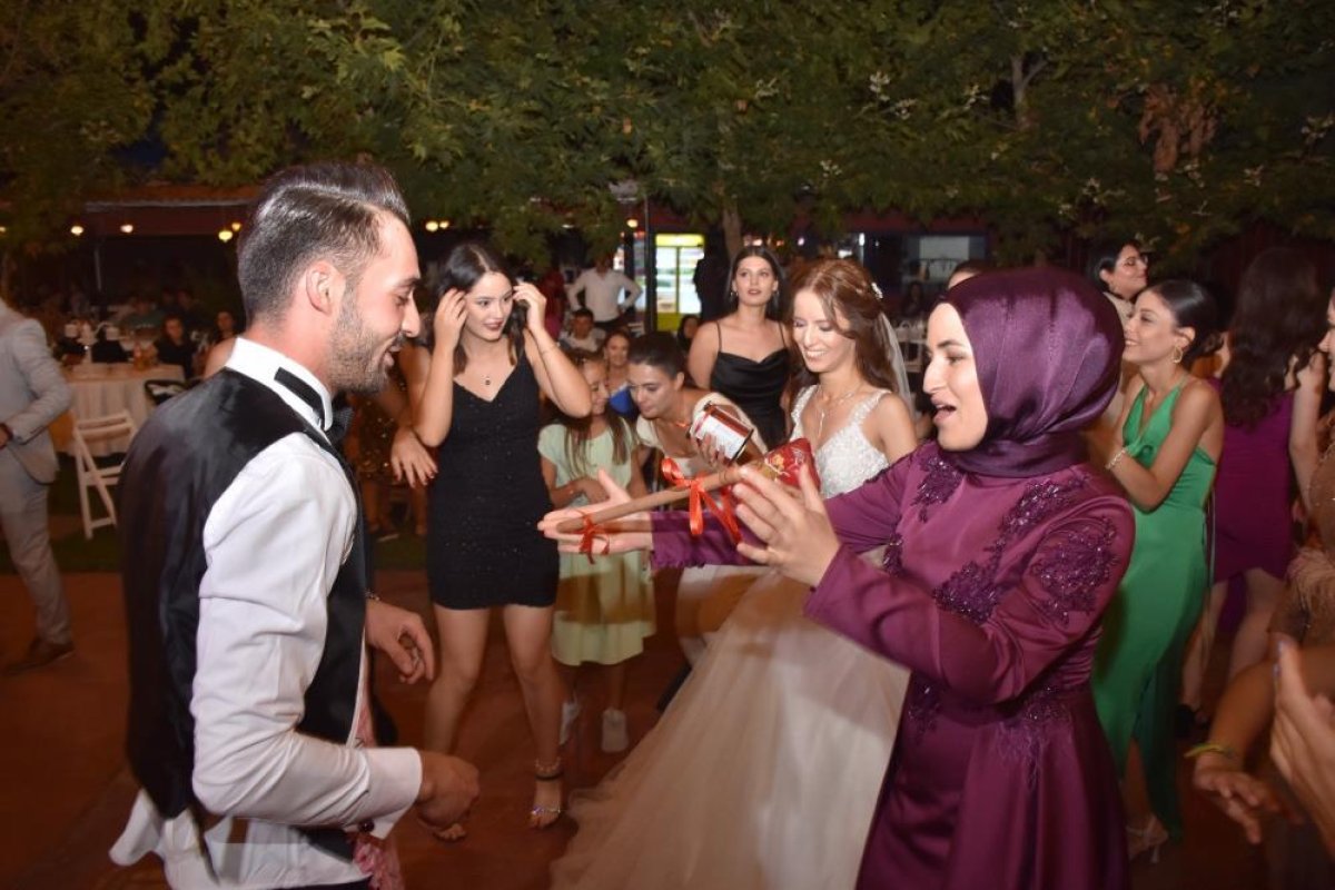 Balıkesir de gelinin sağdıçları damada önlük takıp oklava hediye etti #4