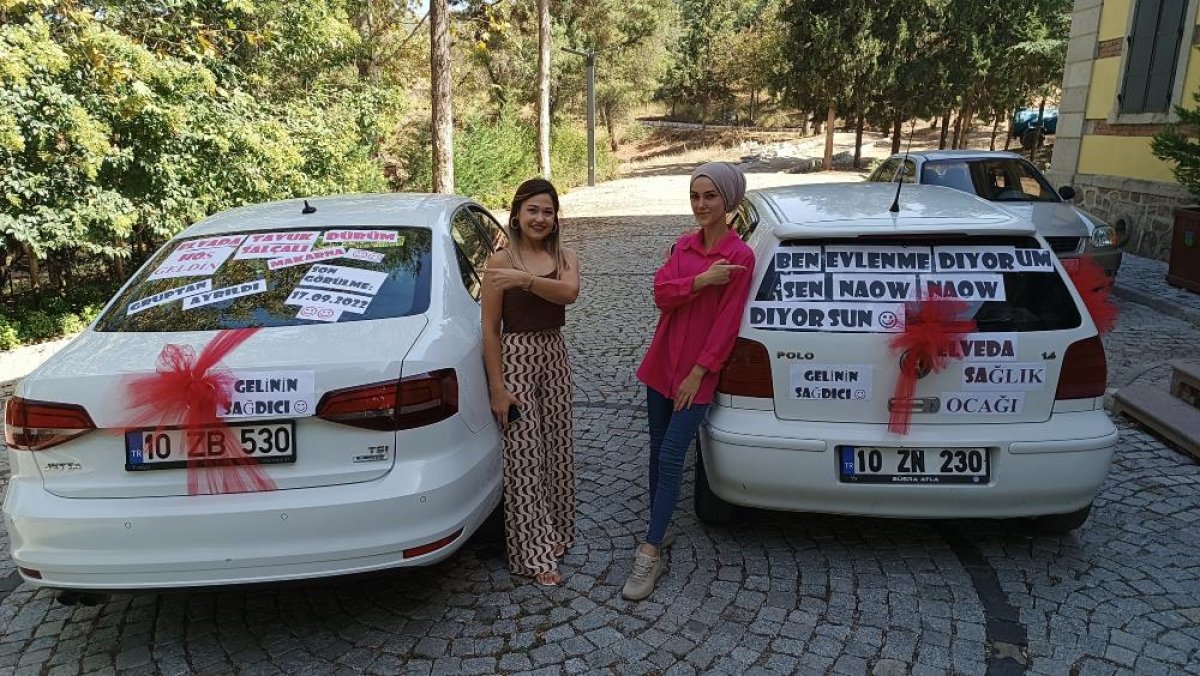 Balıkesir de gelinin sağdıçları damada önlük takıp oklava hediye etti #1