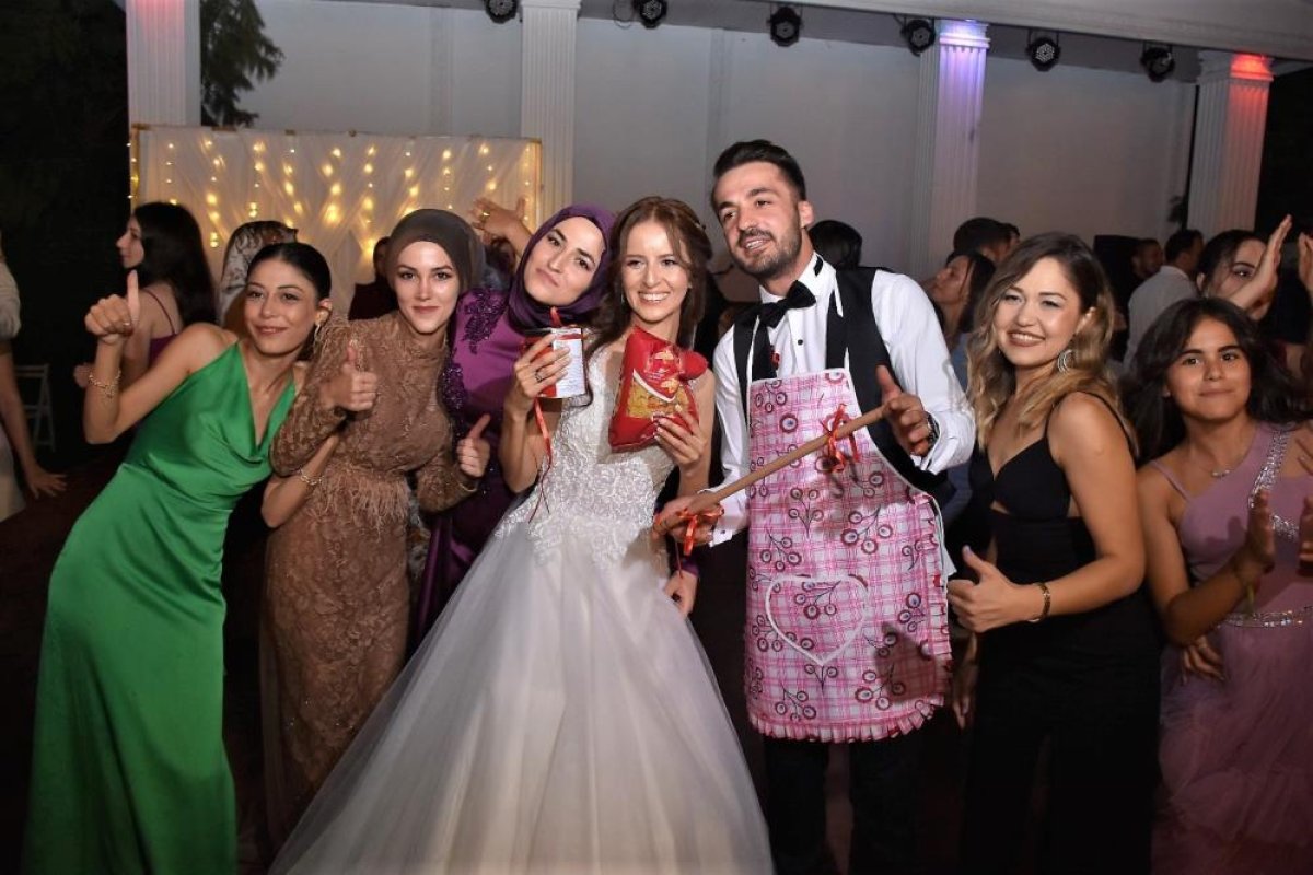 Balıkesir de gelinin sağdıçları damada önlük takıp oklava hediye etti #2