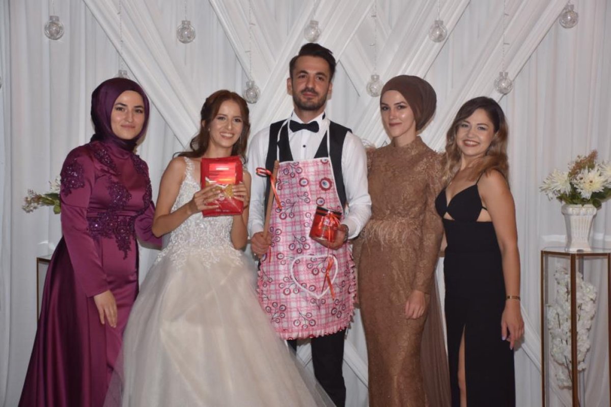 Balıkesir de gelinin sağdıçları damada önlük takıp oklava hediye etti #3