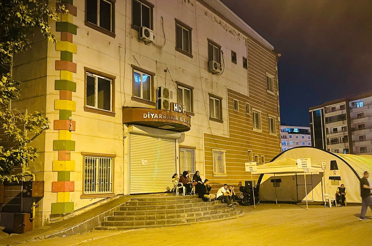 HDP Diyarbakır il binası kaçak kat nedeniyle mühürlendi #2