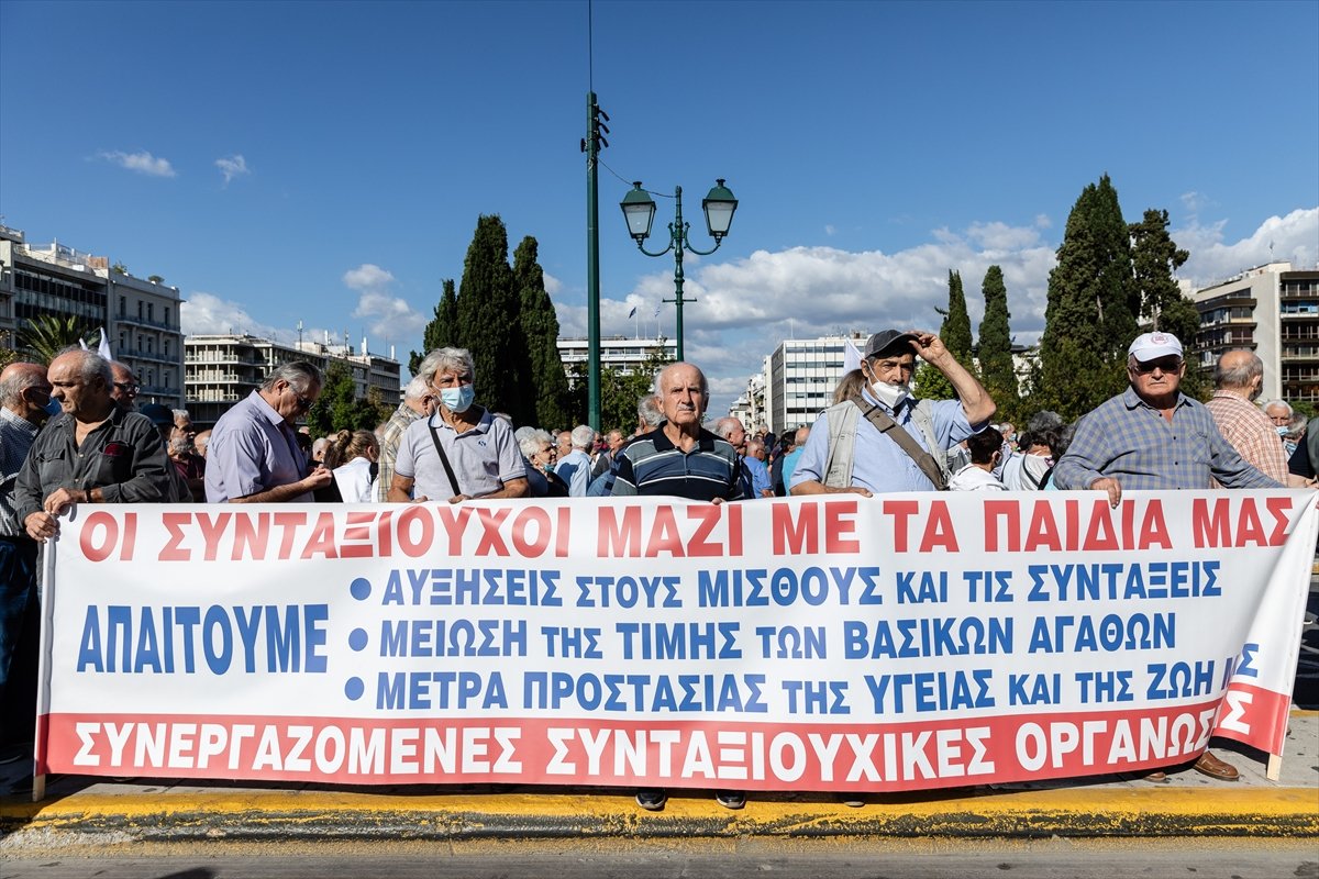 Yunanistan da emekliler, maaş eylemi yaptı #11