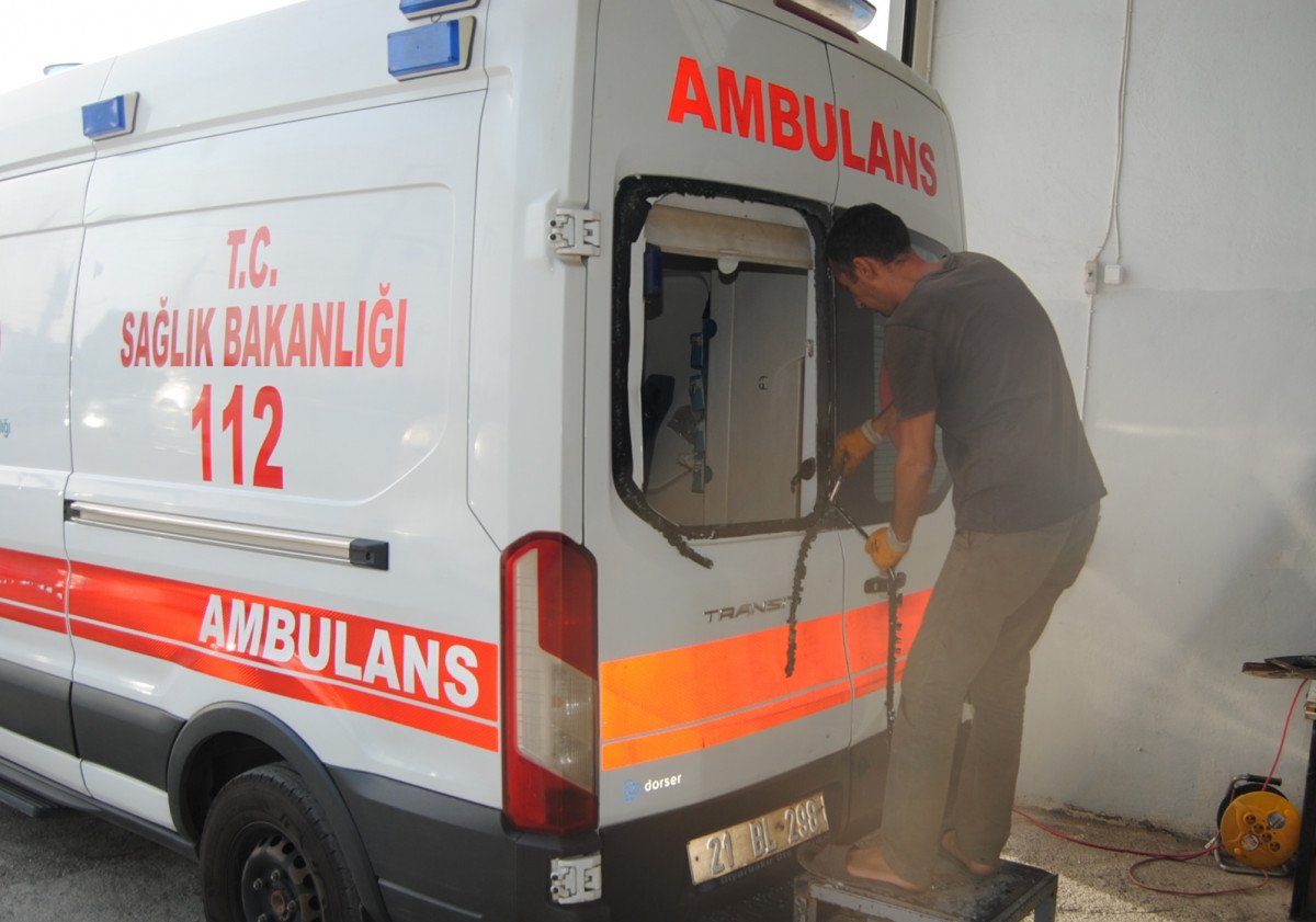 Diyarbakır da, zihinsel engelli şahıs 80 ambulansa zarar verdi #1