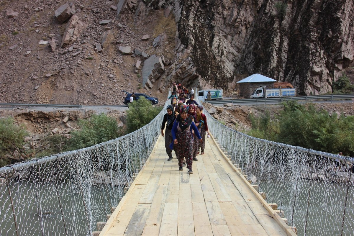 Zap Suyu nu salla geçen köylüler için asma köprü yapıldı #4