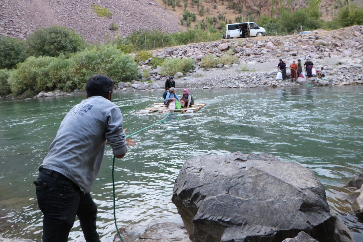 Zap Suyu nu salla geçen köylüler için asma köprü yapıldı #1