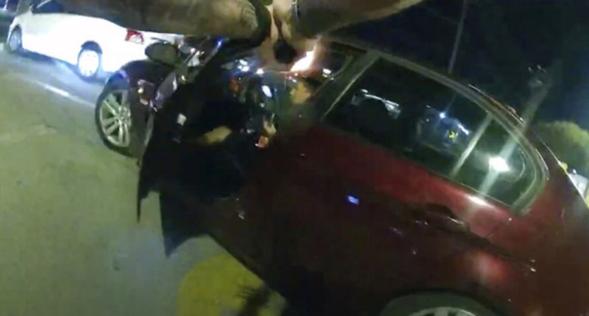 ABD’de polis, arabasında hamburger yiyen genci vurdu #4