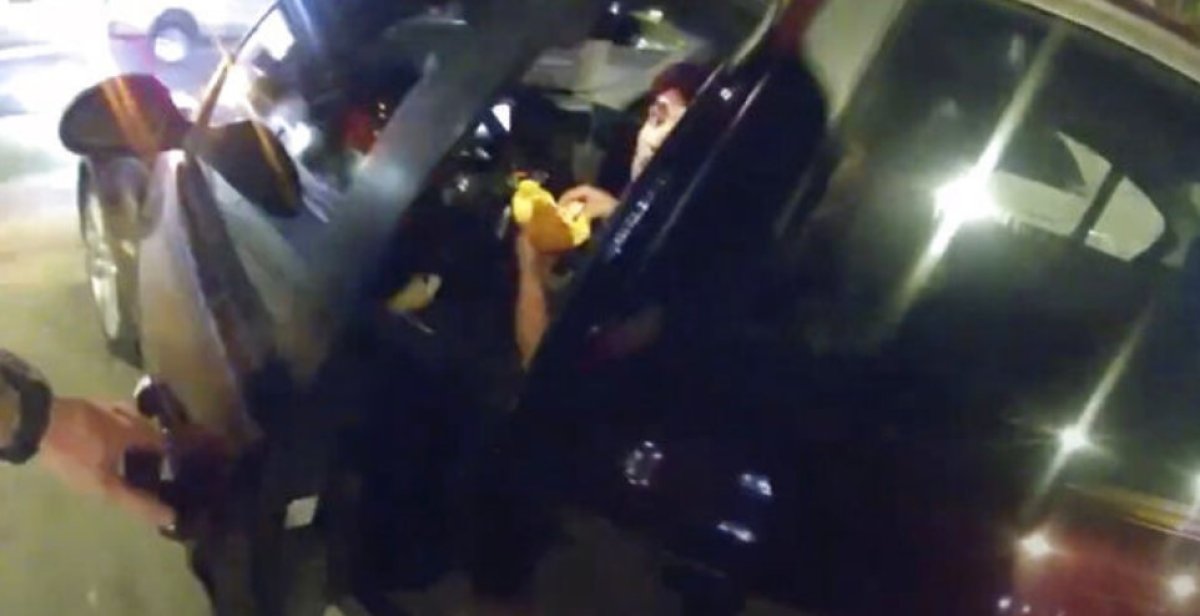 ABD’de polis, arabasında hamburger yiyen genci vurdu #3
