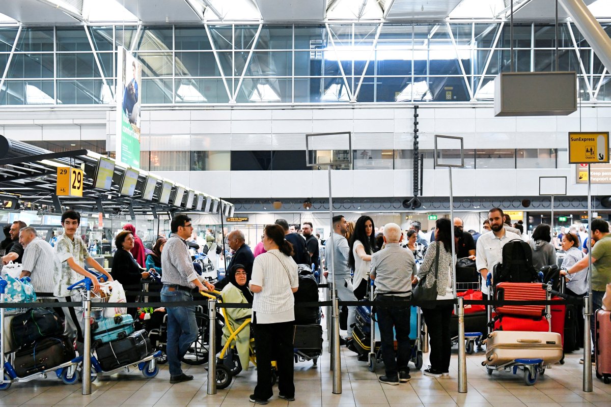Schiphol Havalimanı nda iş gücü eksikliği kaosa neden oluyor #1