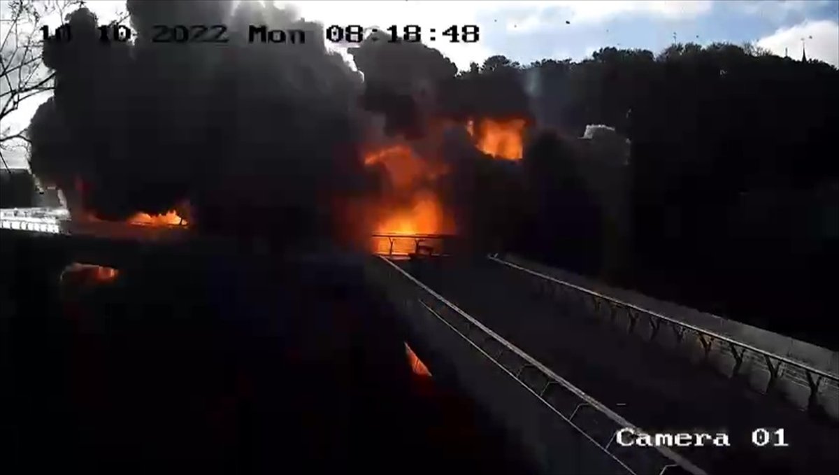 Kiev de köprüde yaşanan patlama kameraya yansıdı #4
