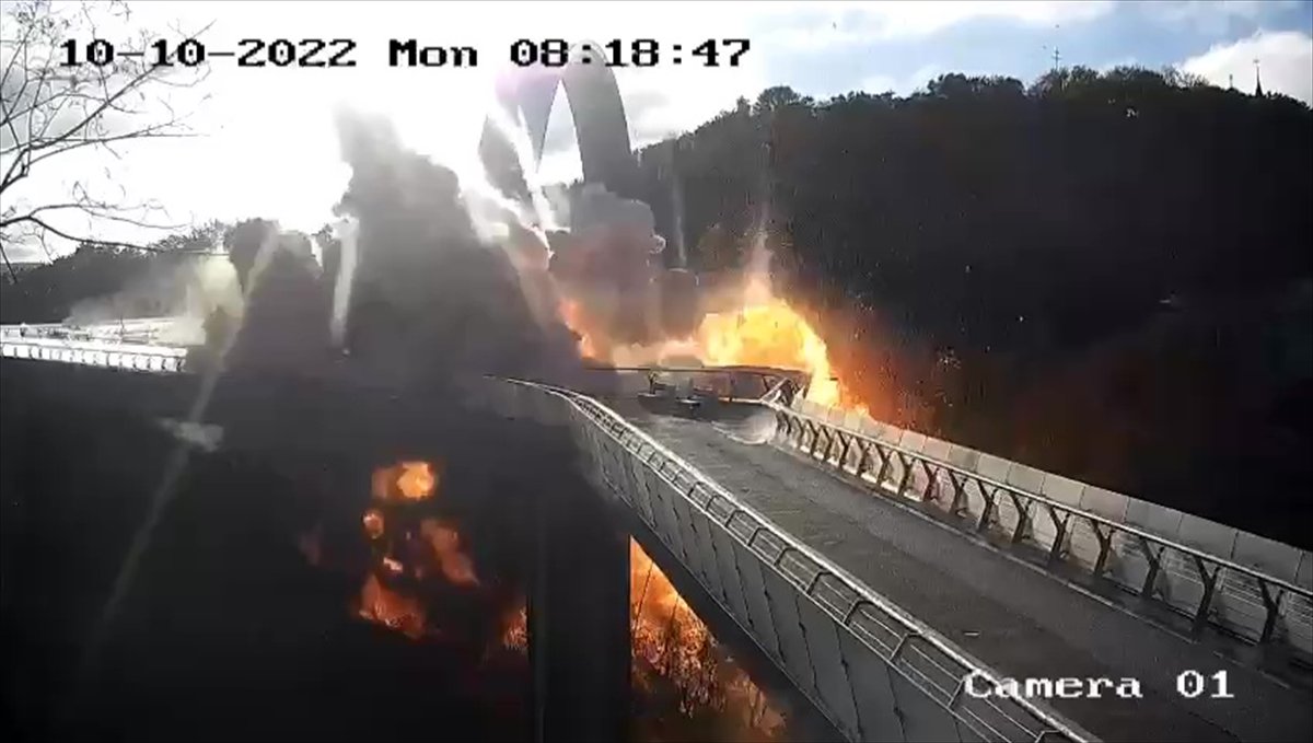 Kiev de köprüde yaşanan patlama kameraya yansıdı #2