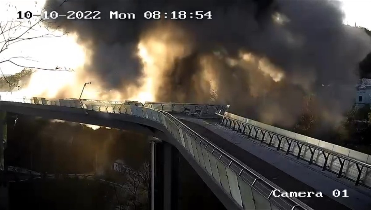 Kiev de köprüde yaşanan patlama kameraya yansıdı #5