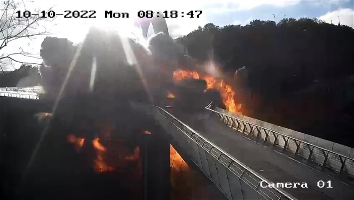 Kiev de köprüde yaşanan patlama kameraya yansıdı #3