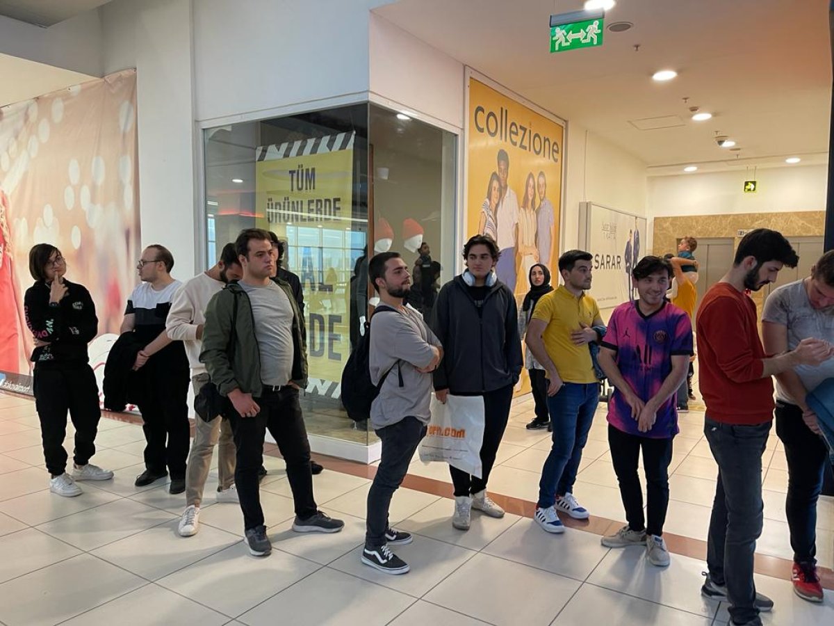 Yenibosna da bilgisayar mağazasında metrelerce kuyruk oluştu #1