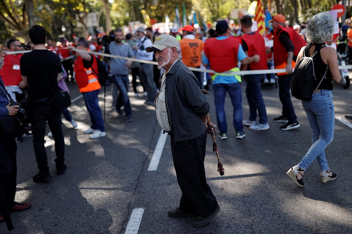 İspanya da emekliler hayat pahalılığına isyan etti #5