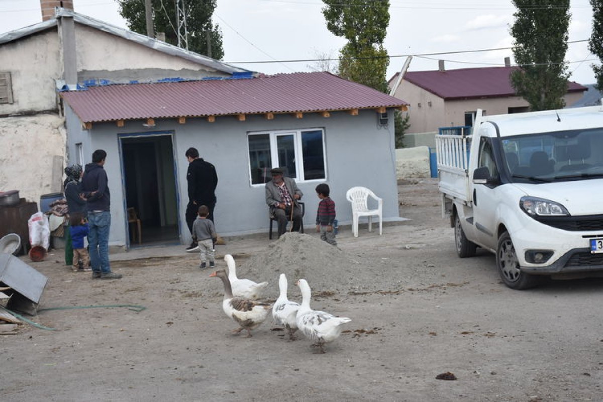 Kars ta yaşlı çift, kış öncesi hayırsever desteğiyle hayallerindeki eve kavuştu #3