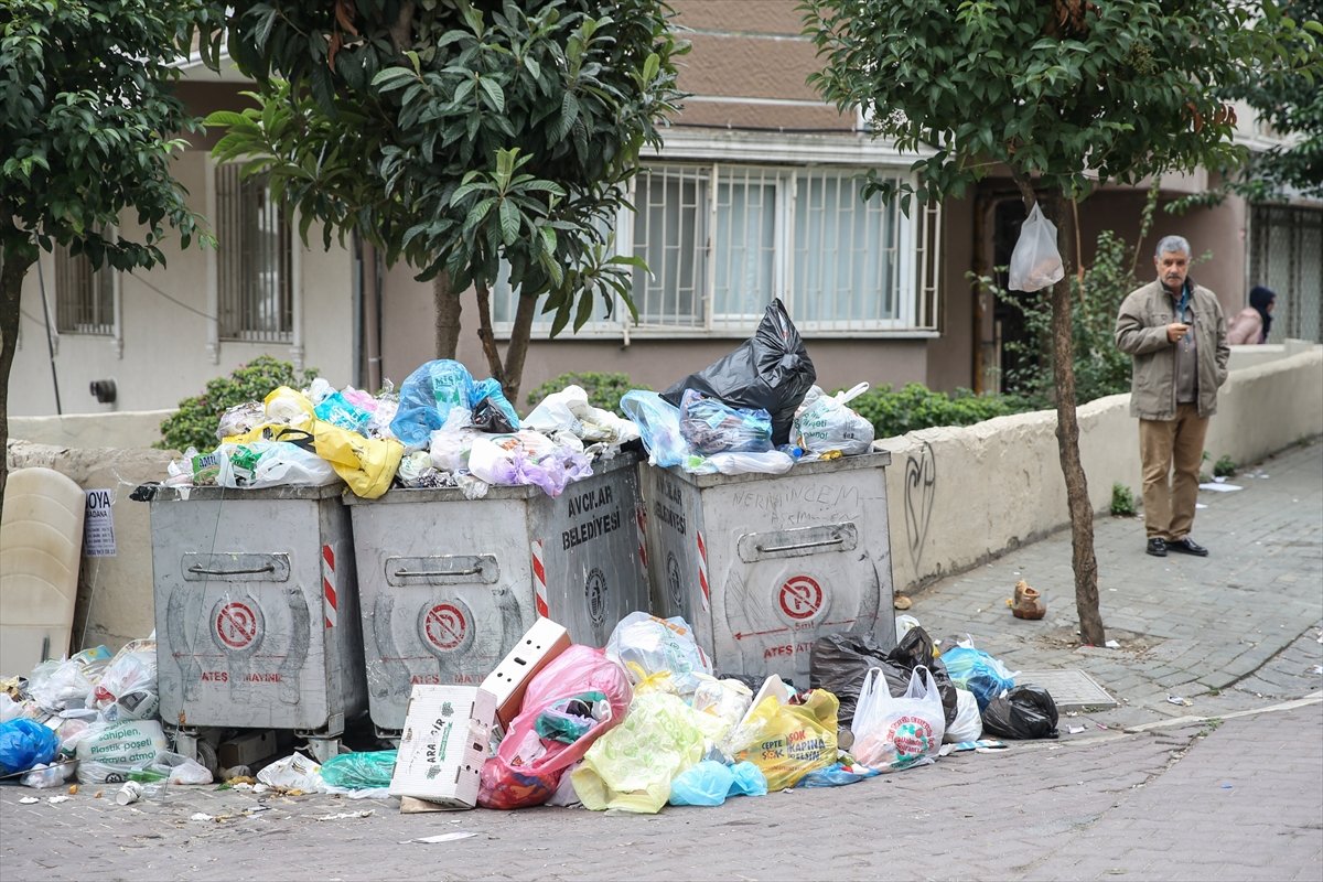 Avcılar Belediyesindeki grev nedeniyle sokaklarda çöp yığınları oluştu #4