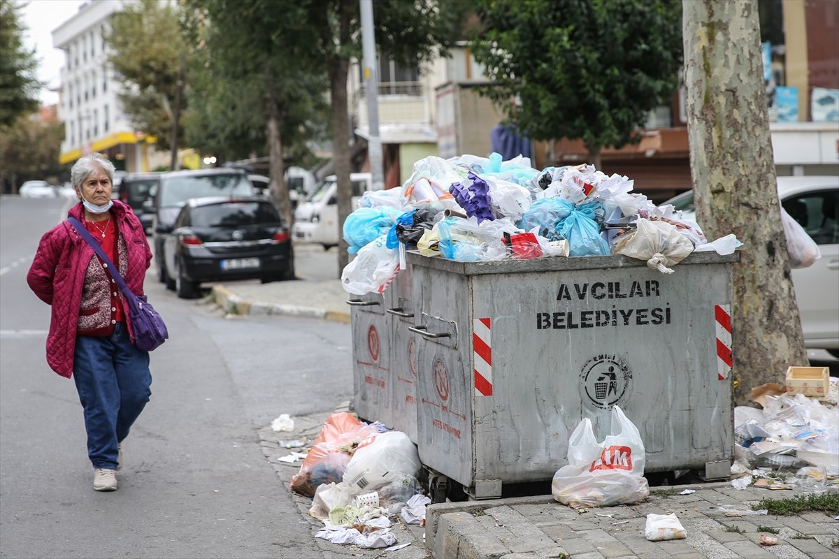 Avcılar Belediyesindeki grev nedeniyle sokaklarda çöp yığınları oluştu #2