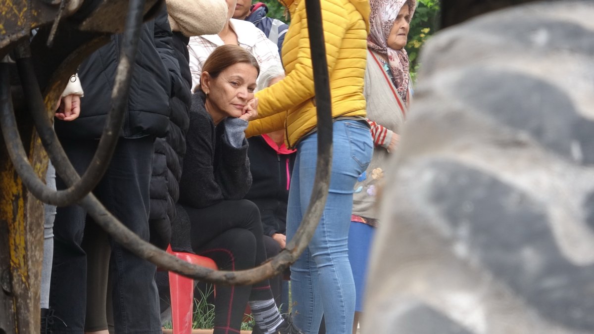 Zonguldak ta polis, yıkıma engel olan kadını elini öperek ikna etti #1