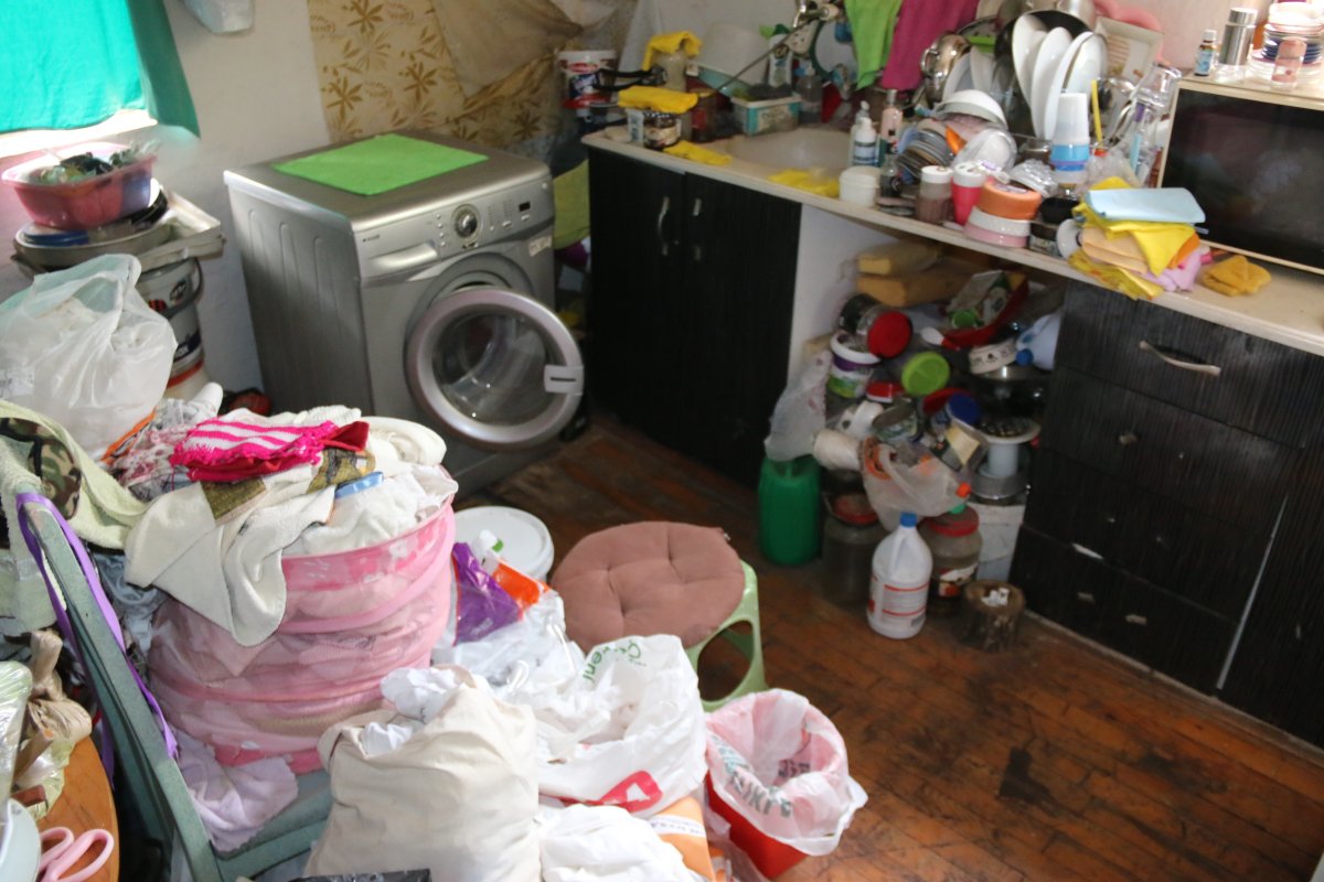 Antalya da kiracının çöple doldurduğu ev mahalleliyi isyan ettirdi #4