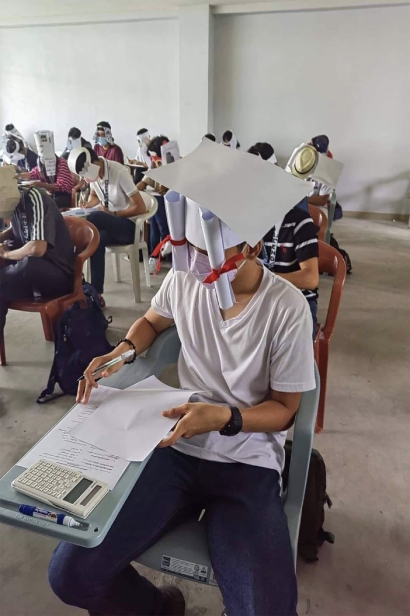 Filipinler de öğrencilerin kopyaya karşı giydiği şapkalar konuşuluyor #10