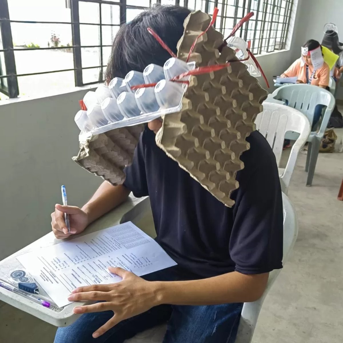 Filipinler de öğrencilerin kopyaya karşı giydiği şapkalar konuşuluyor #8