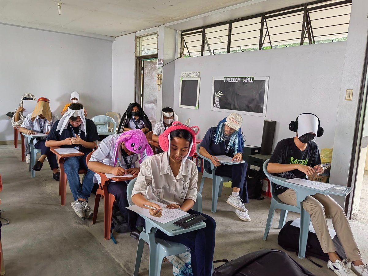 Filipinler de öğrencilerin kopyaya karşı giydiği şapkalar konuşuluyor #5